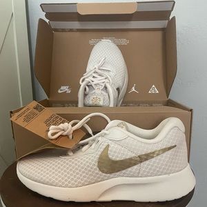 NIKE Tanjuin Flywase women’s size 6.5 BRAND NEW WITH BOX